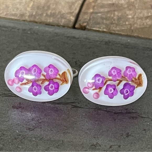 VINTAGE floral clear lucite screw back earrings BEAUTIFUL unique and unusual - Picture 7 of 8